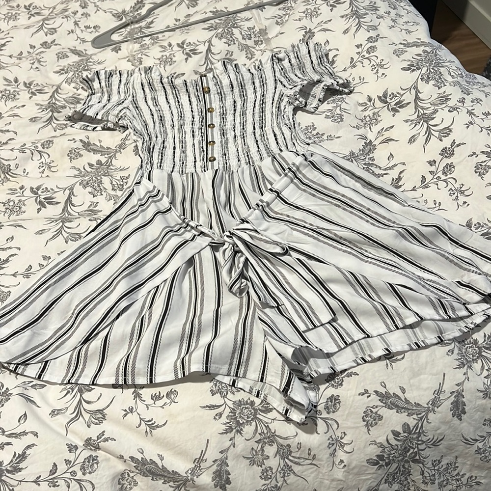 Justify black and white Romper NWOT